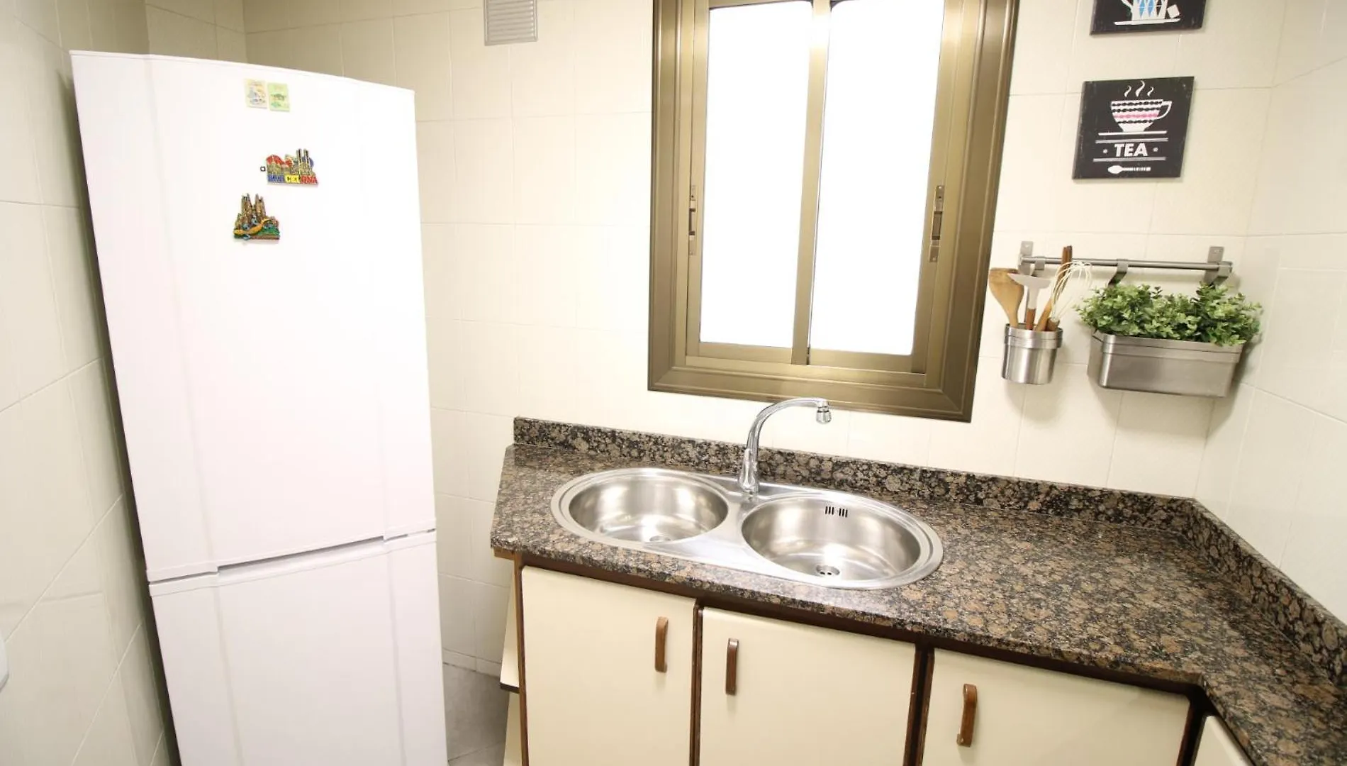 Apartment For 6 People, Equipped And Confortable L'Hospitalet de Llobregat Spain