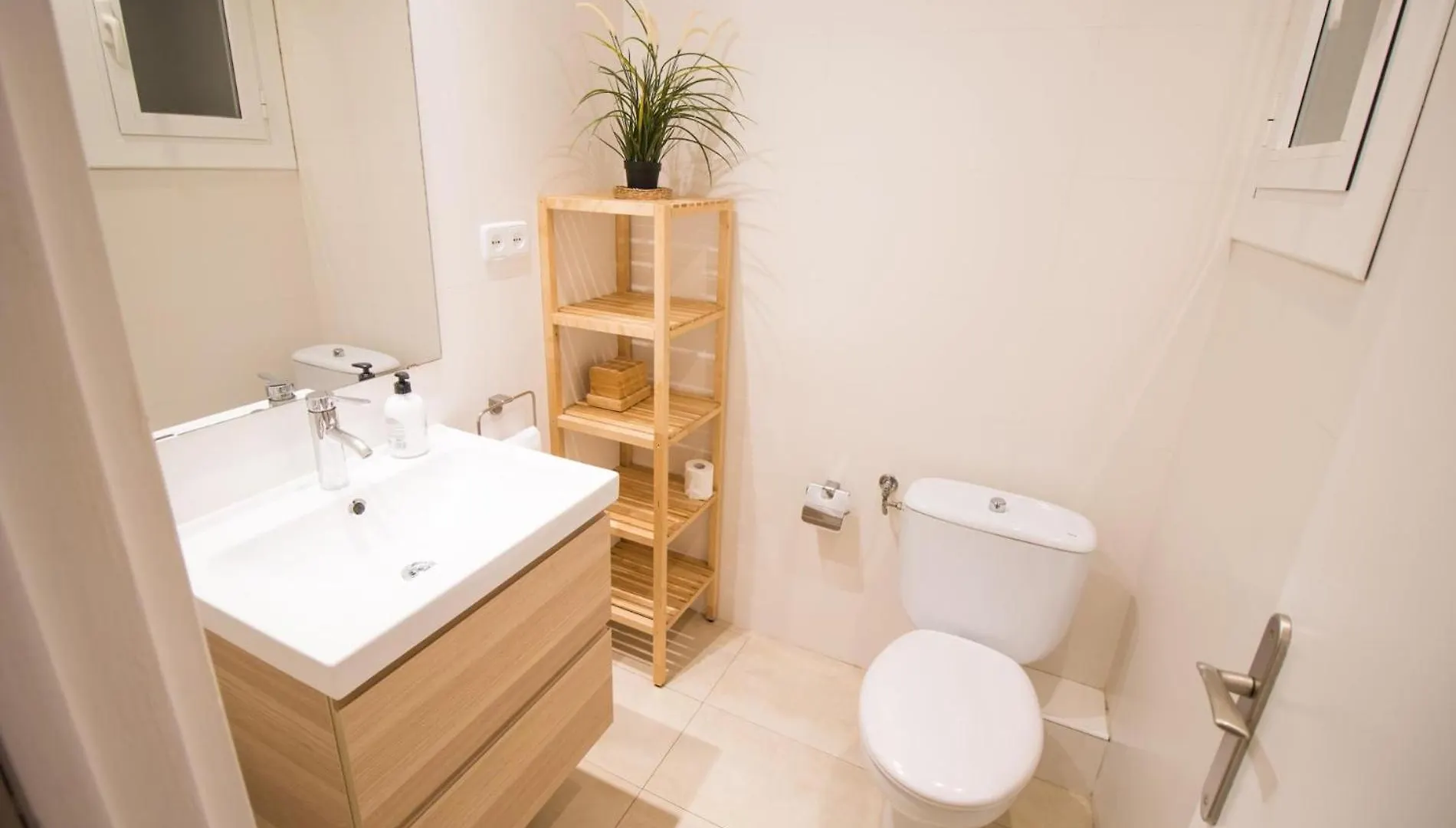 Apartment For 6 People, Equipped And Confortable لوسبيتاليت دي يوبريغات