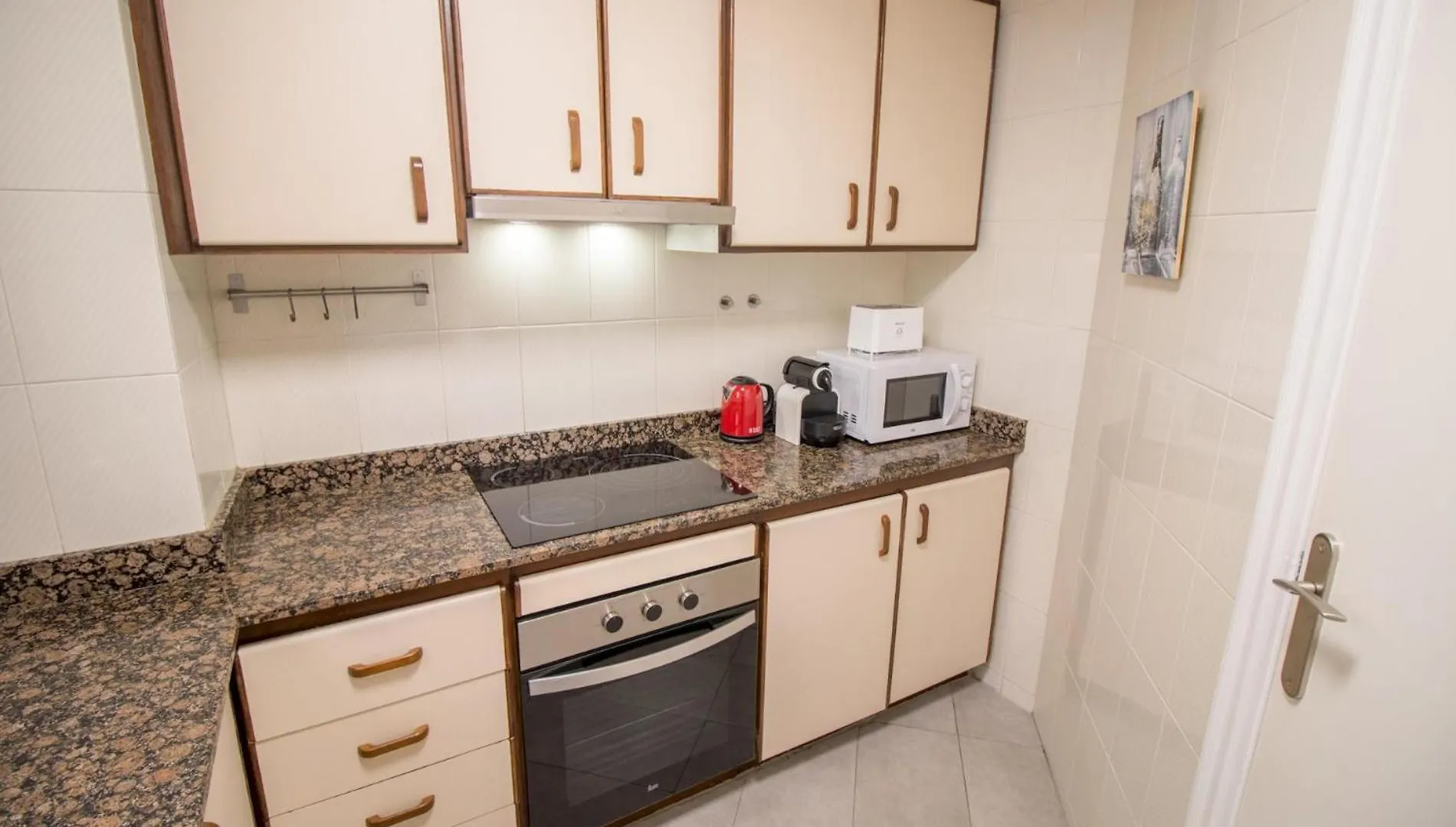 Apartment For 6 People, Equipped And Confortable L'Hospitalet de Llobregat