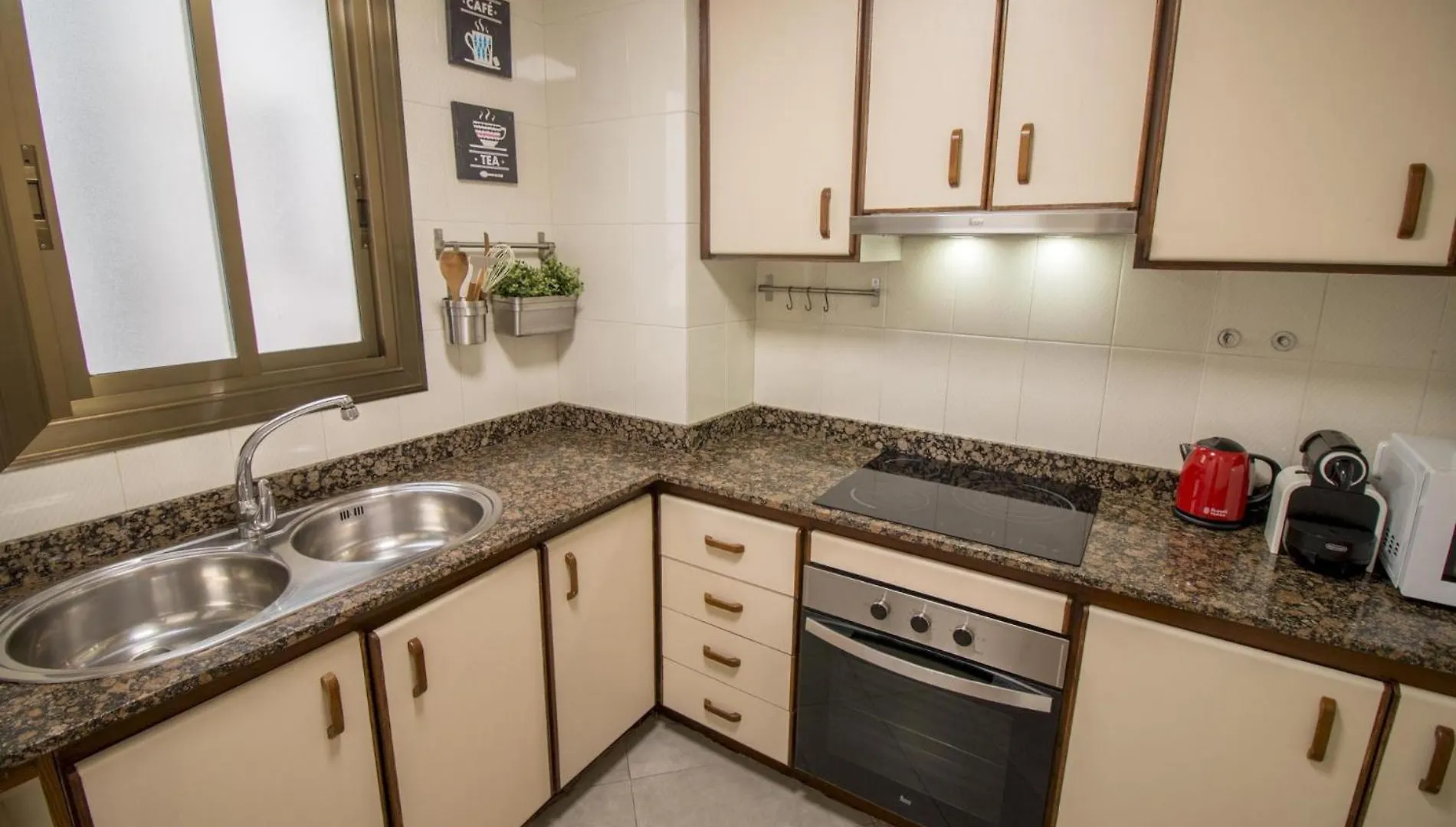 Apartment For 6 People, Equipped And Confortable L'Hospitalet de Llobregat 0*,  Španělsko